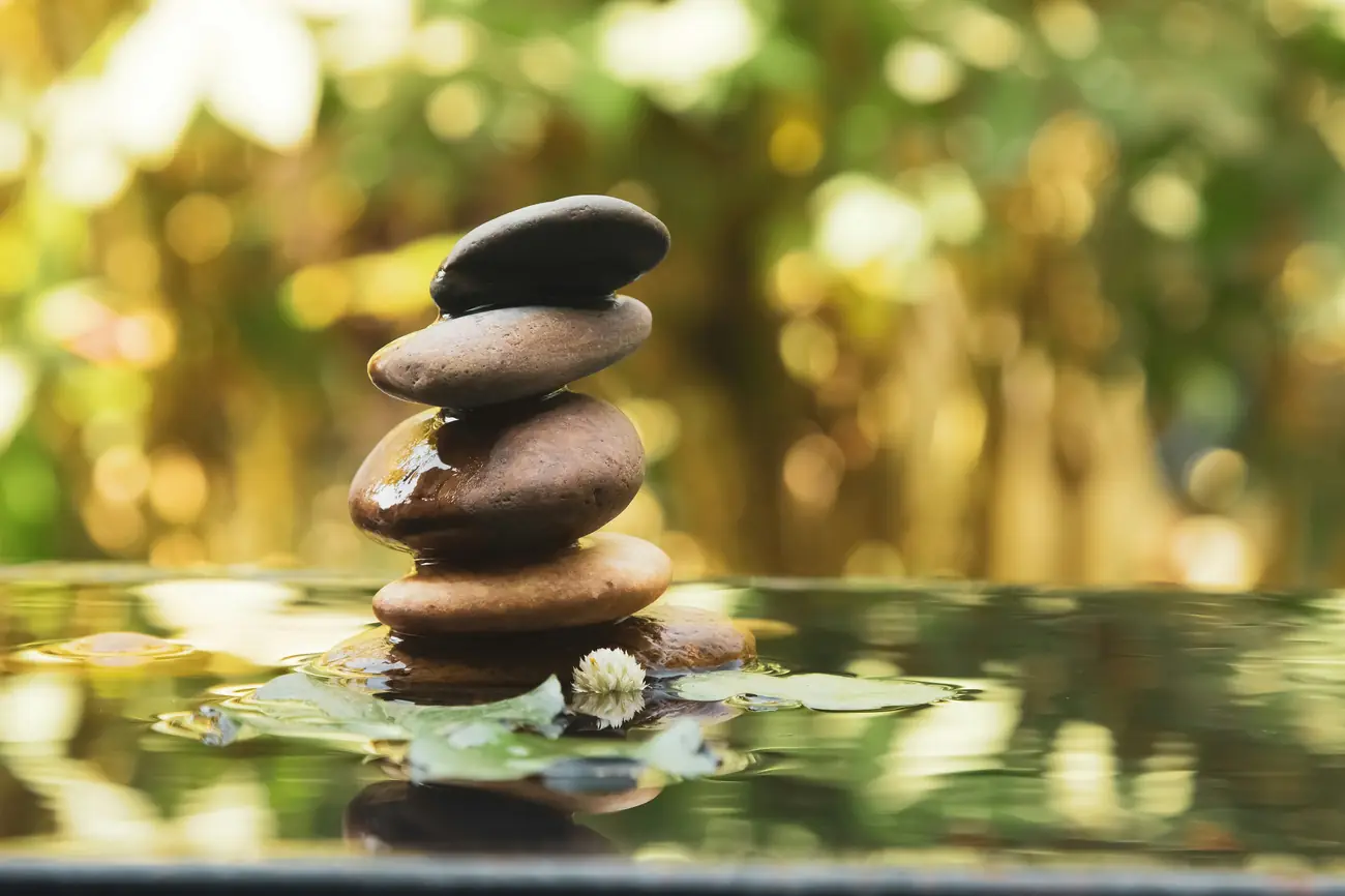 Piedras zen volcánicas en equilibrio, masaje con piedras calientes