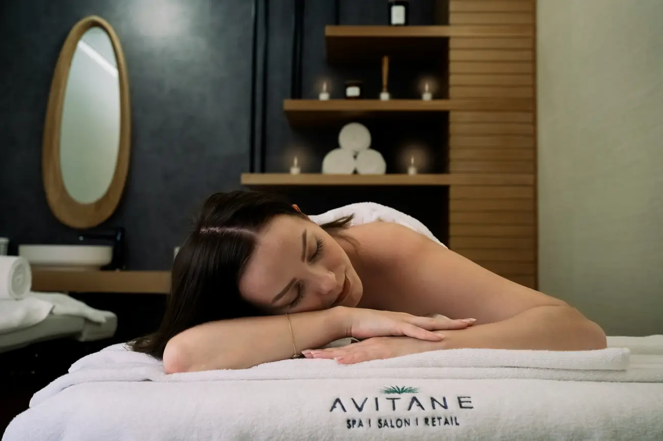 Mujer relajándose en camilla de spa, despedida de soltera